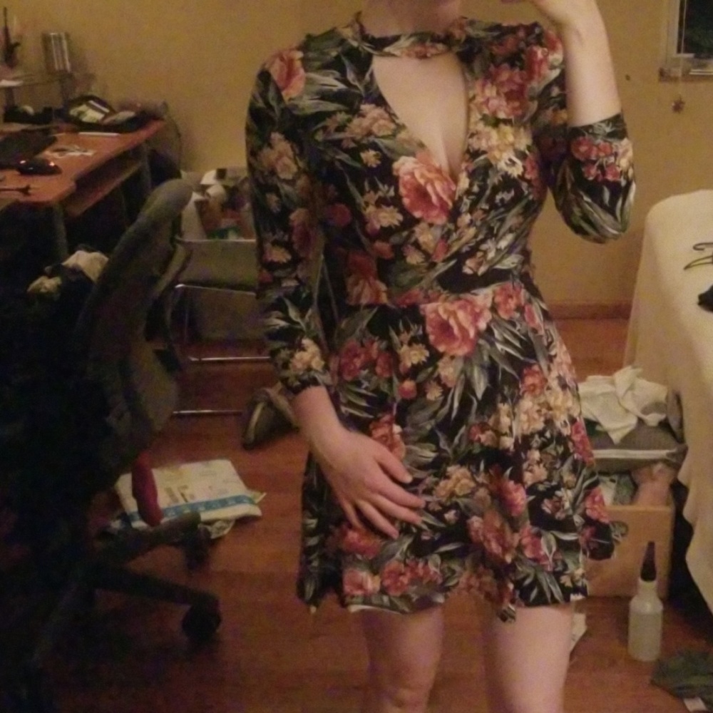 Floral v-neck wrap dress with choker